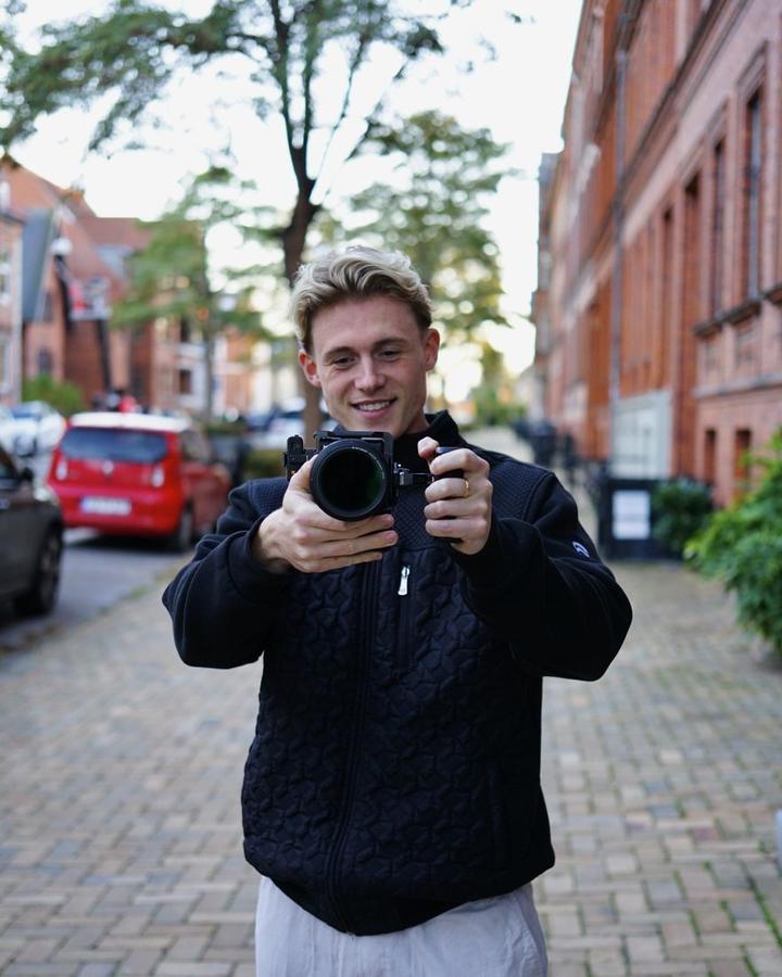 Sejr Bek med kameraet